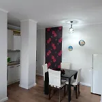 Holiday Apartment דירה *
