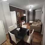 Holiday Apartment דירה *