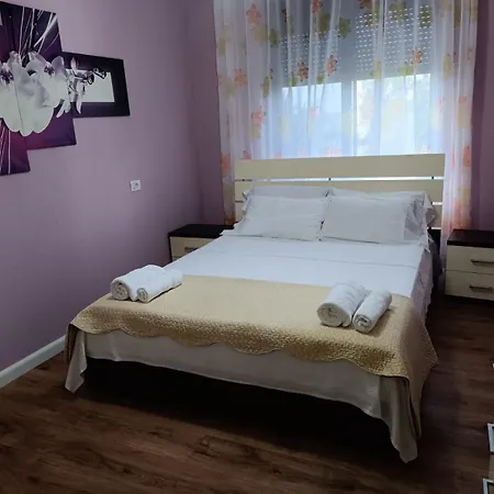 Holiday Apartment דירה *